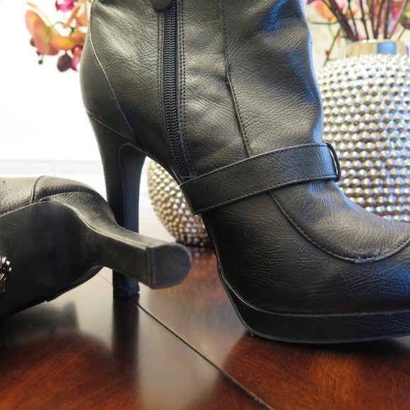 Used - Vera Wang Platform Boot Size 10 - Picture 2 of 3